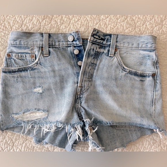 Levi’s 501 frayed denim jean shorts - Picture 4 of 7